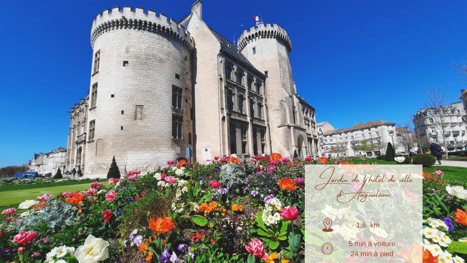 Maison De Confortable Avec Cour Interieure Holiday home Angouleme